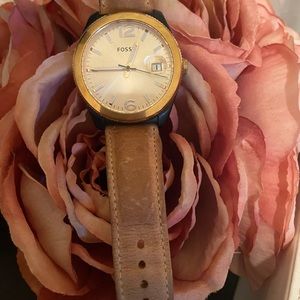 Beautiful fossil women watch! Needs battery.